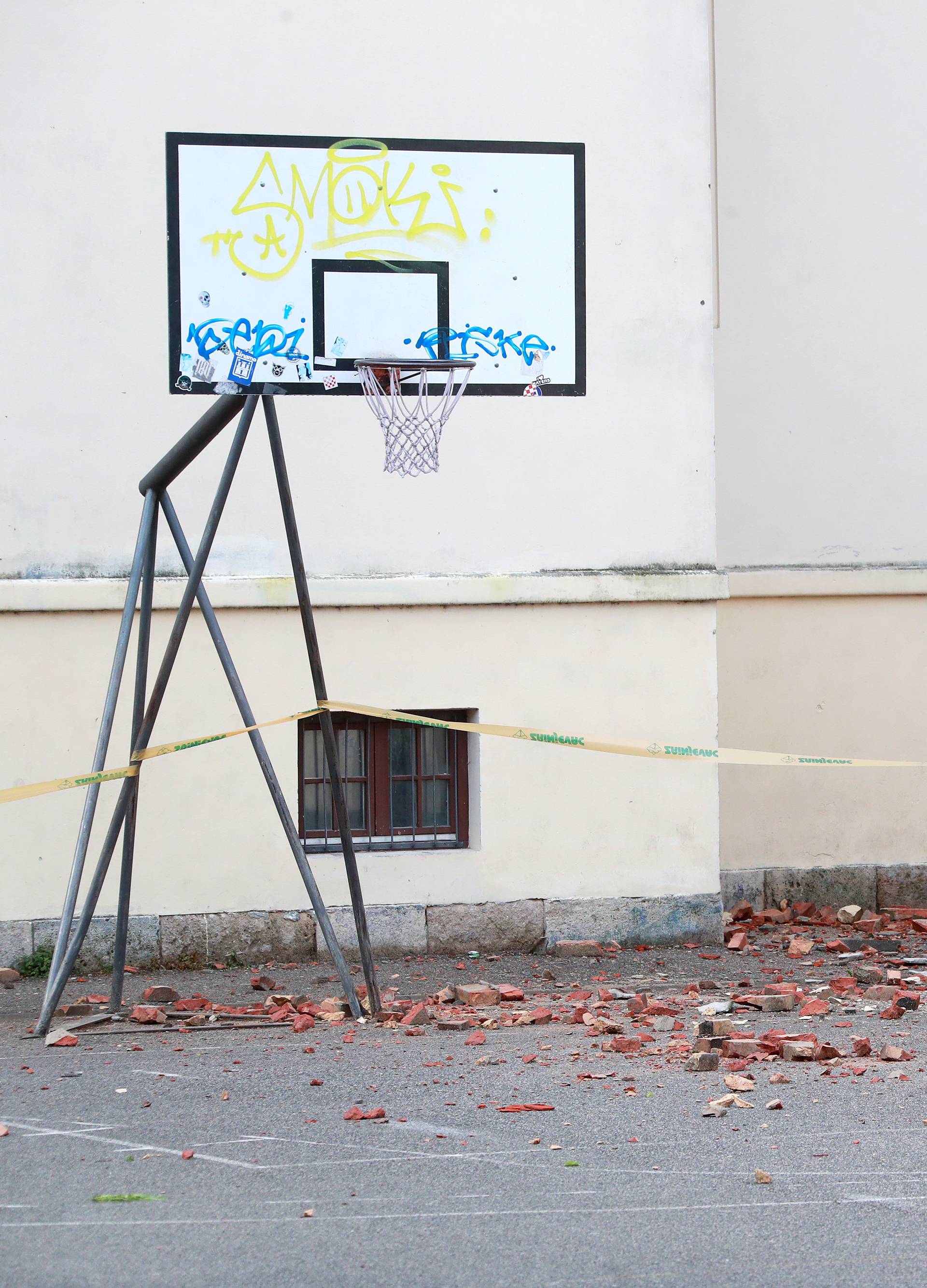 Zagreb: Vidljive posljedice potresa na  osnovnoj školi Josipa Jurja Strossmayera