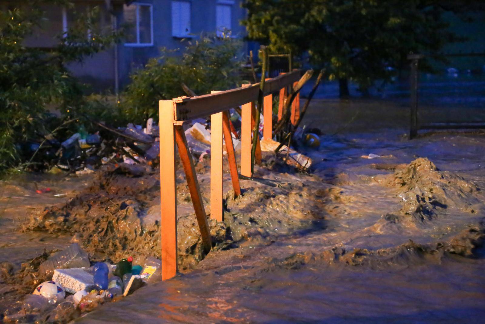 Novi Pazar pogođen je nevremenom, nabujala rijeka Trnavica izlila se iz svog korita,  brojni građani ostali zaglavljeni u kućama