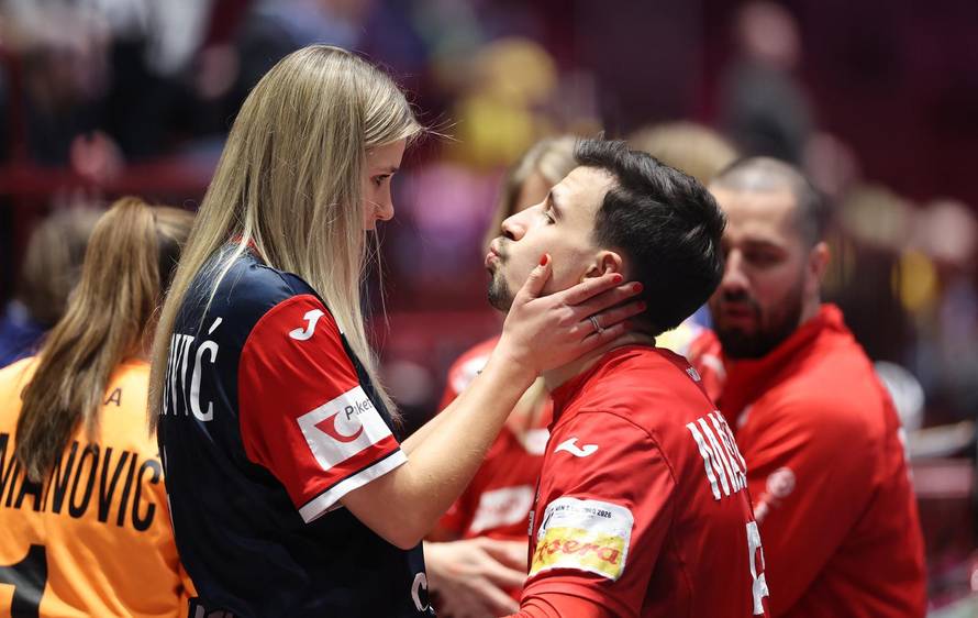 Malmo: Hrvatski rukometaši slave pobjedu u zagrljajima i poljupcima svojih najmilijih