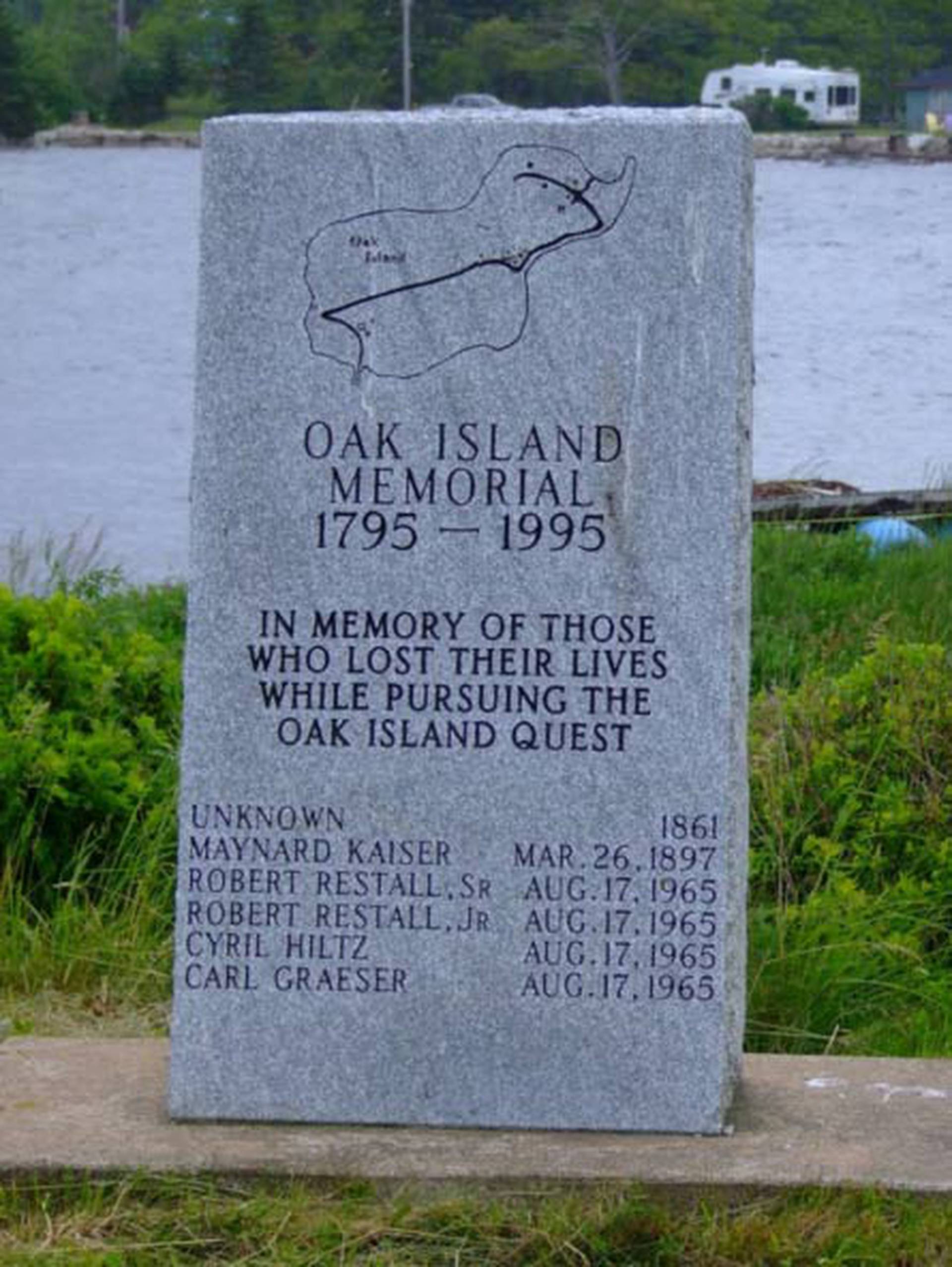Тайна острова оук. Остров ОАК. Остров Оук. Табличка с острова Оук. Табличка в Оук Айленд.