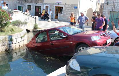 Precijenila se u parkiranju, pa joj je automobil upao u kanal