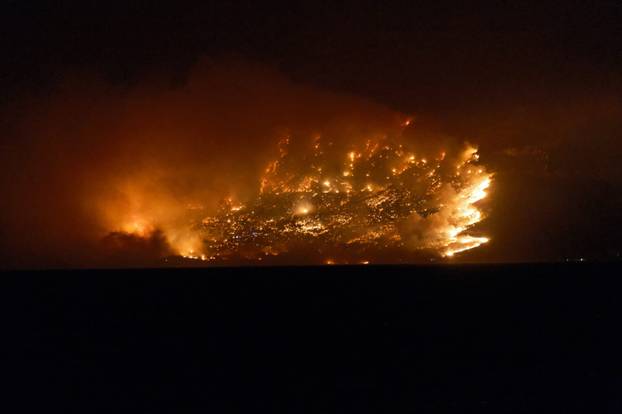 FOTO Strašan požar kod Omiša. U pomoć dolaze vatrogasci iz Dubrovnika, Zadra i Šibenika