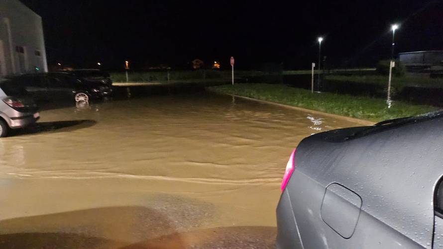 VIDEO Zagorje poharala snažna oluja. Svatovi 'zapeli' u vodi, tuča u Humu: 'Pa tu treba brod'