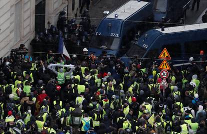 'Žuti prsluci' izaći će na ulice Pariza petu subotu zaredom