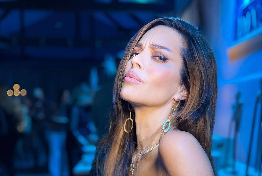 Nikolina Pišek skinula je sve sa sebe pa se omotala plahtom: 'Slučajno gola, ali ljepotica...'