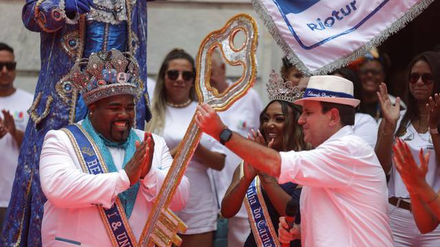Rio de Janeiro's Mayor Paes hands over the city's ceremonial key to the "Rei Momo\