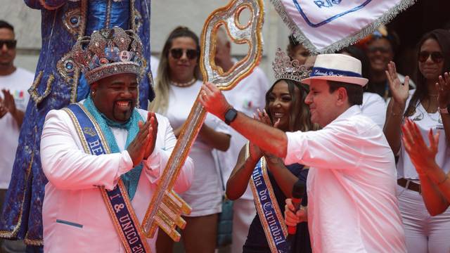 Rio de Janeiro's Mayor Paes hands over the city's ceremonial key to the "Rei Momo\