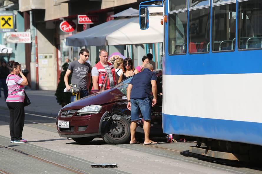 Ozlijeđene su dvije trudnice: U Osijeku tramvaj naletio na auto