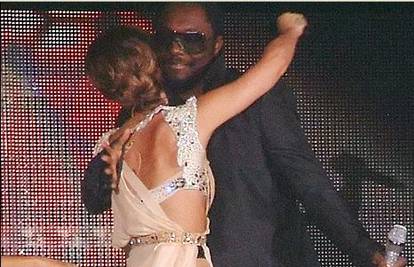 Cheryl Cole je grlila repera na koncertu u Birminghamu