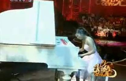 Čudo u Kini: Cura nema prste na ruci, ali je virtuoz na klaviru