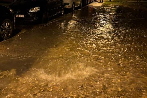 VIDEO Poplavile Gajnice: Ostali smo bez vode. Ulica 'pliva'...