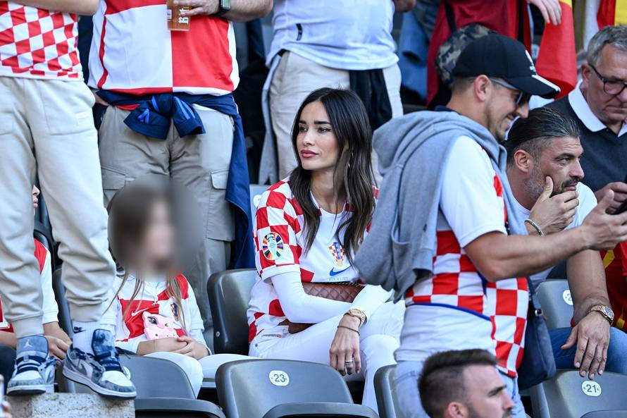 FOTO Bivša sportska novinarka podržala 'vatrene' u Berlinu: Utakmicu pratila sa suprugom