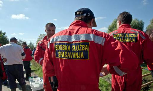 Iz lokalne birtije nazvao 112 i rekao da je pao u duboku jamu