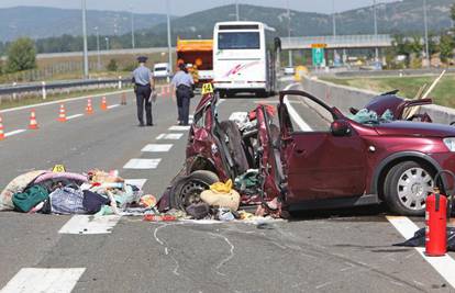 Bus prepolovio Corsu koja je usporila da siđe s A1