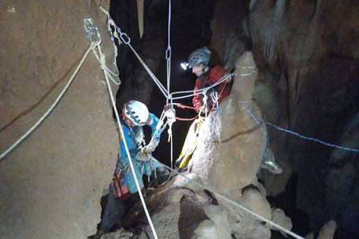 Tri speleologa ostala zarobljena u spilji u francuskim Alpama, na jednog su pale ve&cacute;e stijene?