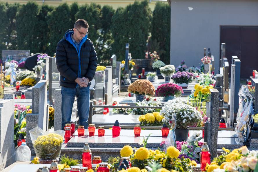 Dan je Svih svetih: Pogledajte fotografije s hrvatskih groblja