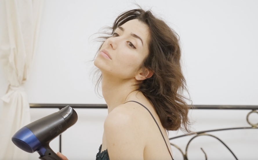 Pripreme za prvi spoj: On se sprema 15 minuta, a ona četiri sata i onda na sve još zakasni!