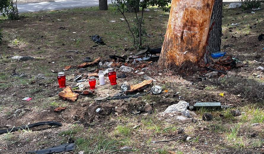Tuga u Seget Donjem: Za umrle mladiće uz stablo stavili svijeće