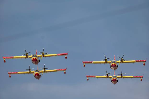 Zagreb: Prelet helikoptera i zrakoplova  tijekom svečanog obilježavanja 30. obljetnice VRO Oluja