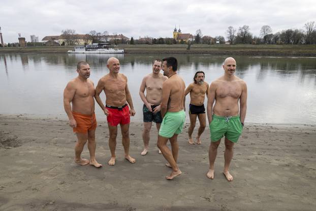 Osijek: Tradicionalno kupanje i picigin u rijeci Dravi