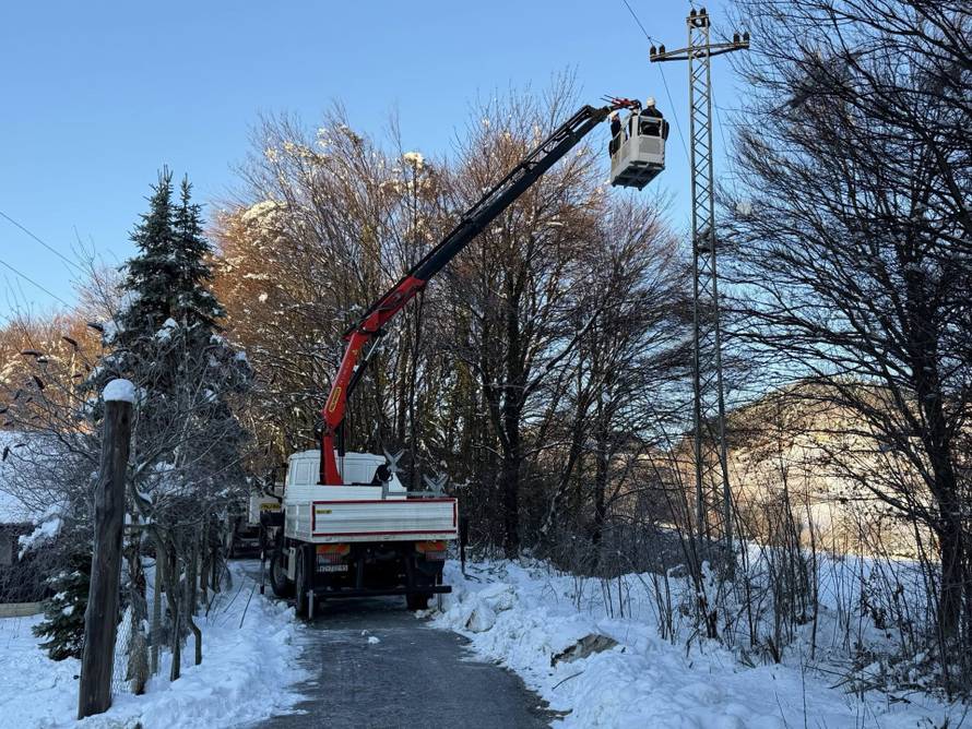 Na sjeveru Hrvatske 4. dan su bez struje! 'Smrzavamo se! Sve iz frižidera se kvari, smrdi...'