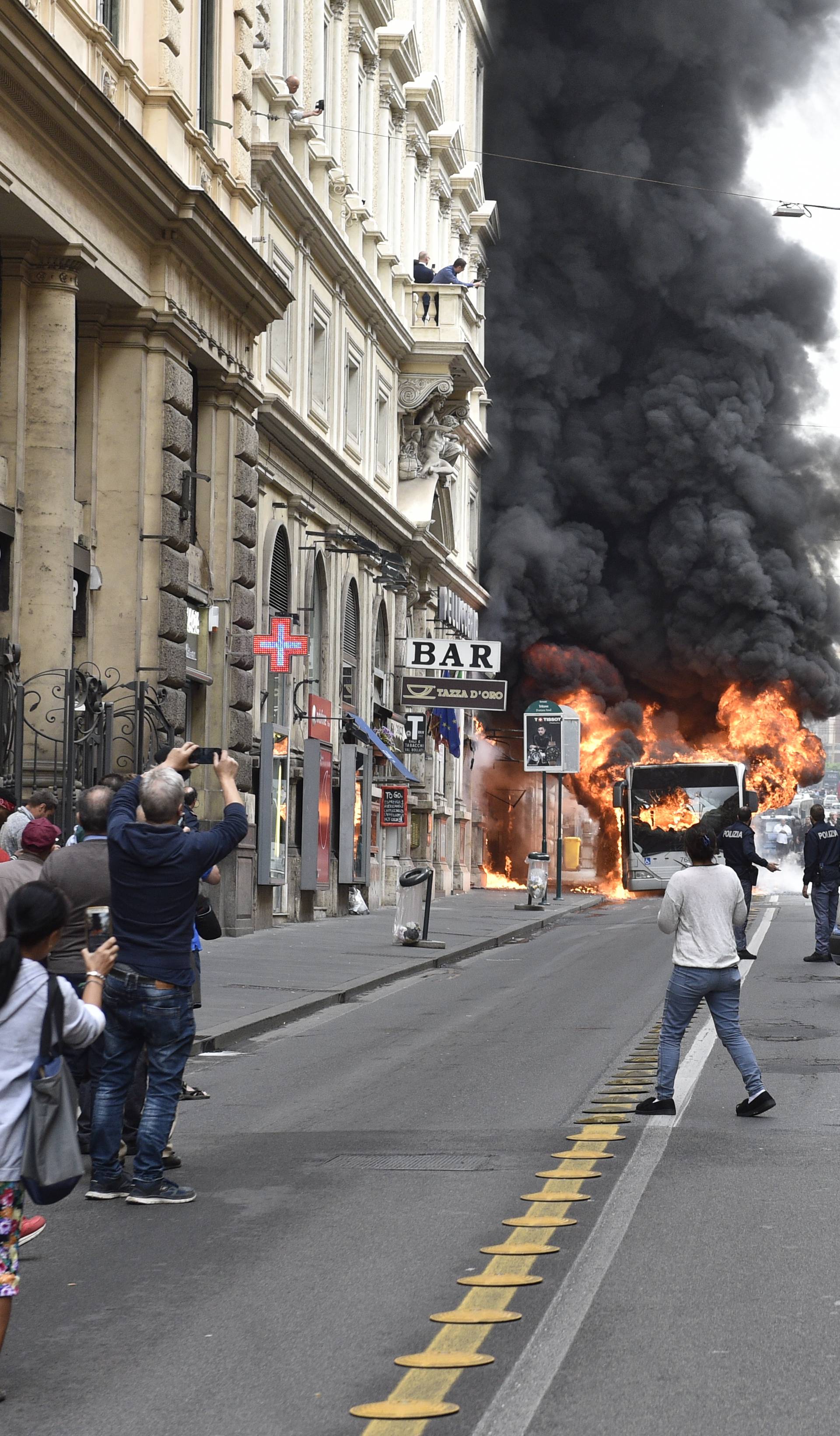 Rome, ATAC bus explodes in Via del Tritone