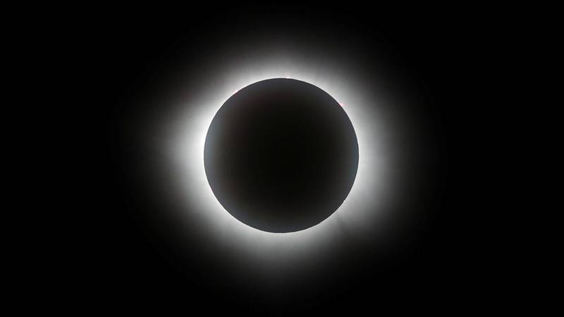 Jeste li spremni? Večeras nas čeka dvostruki spektakl na nebu - pomrčina Sunca i kiša Perzeida