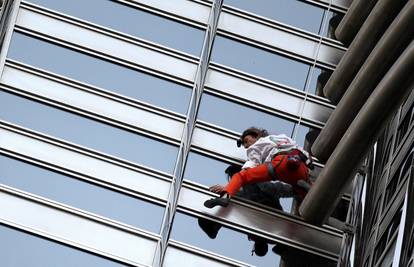 Francuski 'Spiderman' popeo se na najvišu zgradu na svijetu