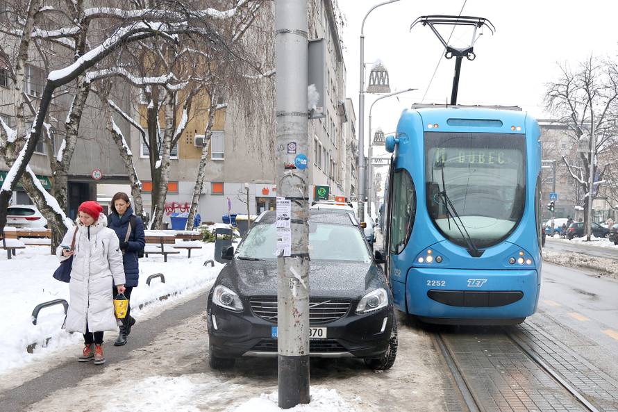Zagreb: Zastoj na Maksimirskoj zbog nepropisno parkiranog automobila