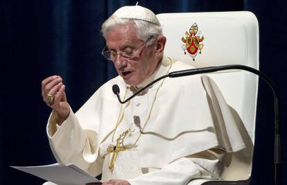 Papa Benedikt se nije vezao pojasom pa je dobio kaznu