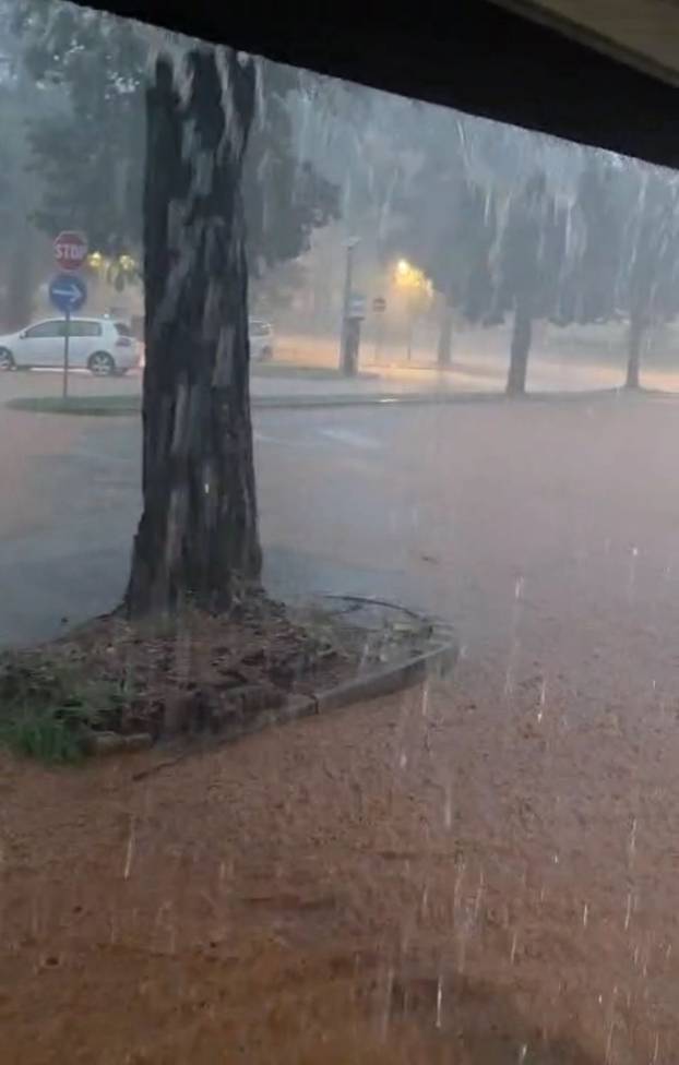 FOTO U dva sata 2000 udara munja! Palo 100 l kiše po m2! Pogledajte šokantne fotografije