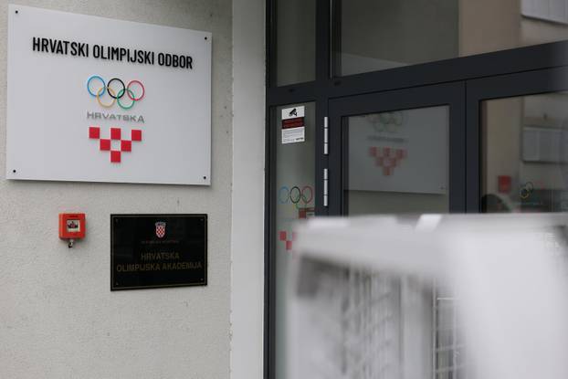 Zagreb: USKOK-ovi istražitelji izlaze iz prostorija HOO-a