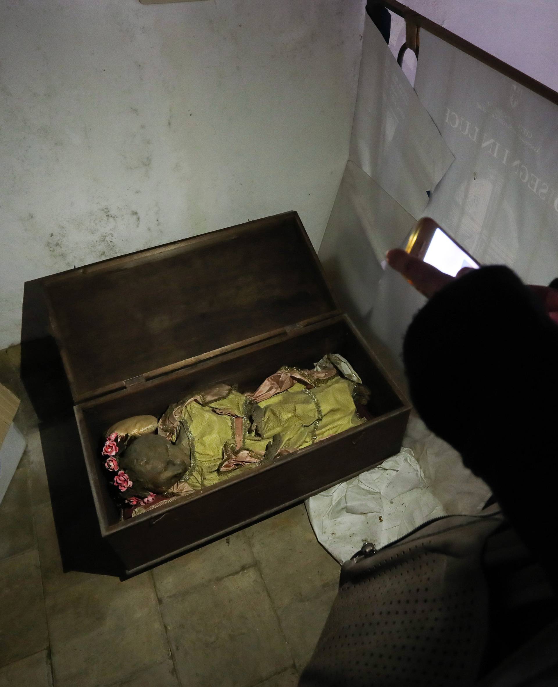 Palermo, a mummified child found in a trunk in the graveyard of the scrolls