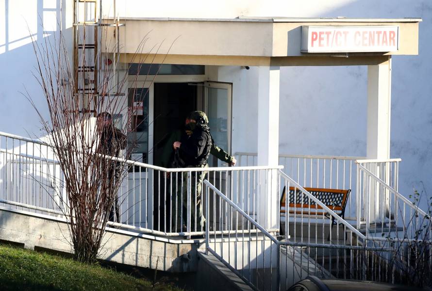 Zagreb: Policija s dugim cijevima ispred KBC Sestre milosrdnice 