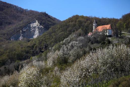 'Križ se samo pojavio na brdu prije par dana, nije isklesan'