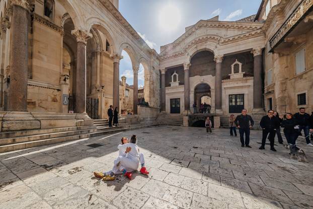 Performans 'Milovanje' na splitskom Peristilu