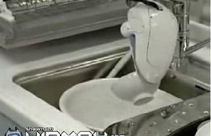 Robot koji mijenja ženu u kuhinji-skuplja i pere suđe