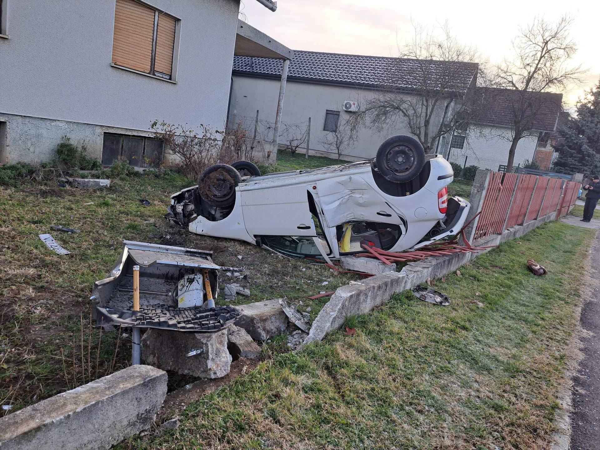 Teška nesreća kraj Ludbrega: Auto sletio na krov u dvorište, ozlijeđeni žena (34) i dijete