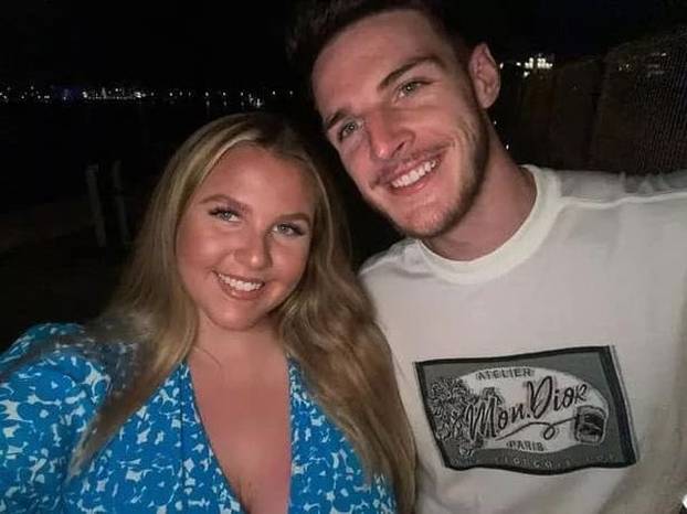 FOTO Fotkala se uz Arsenalovu zvijezdu, 'pobrkali' su je za njegovu djevojku: 'Odvratni ste'