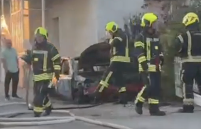 VIDEO Požar u okolici Zagreba: U dvorištu kuće u Hrašću planuo automobil, vatrogasci ga ugasili