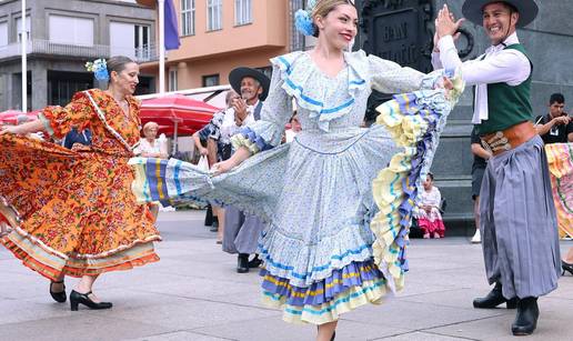 FOTO Kakav prizor u centru Zagreba! Folklora&scaron;i zaplesali na Trgu, prolaznici im se pridru&zcaron;ili
