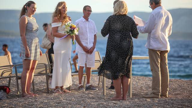 Bol: Par iz Njemačke odlučio se vjenčati na plaži Zlatni rat