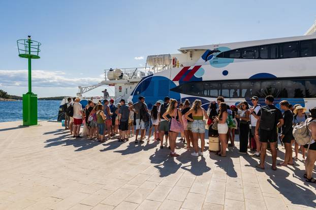 Gužva u gradu Hvaru na ukrcaj i iskrcaj sa katamarana