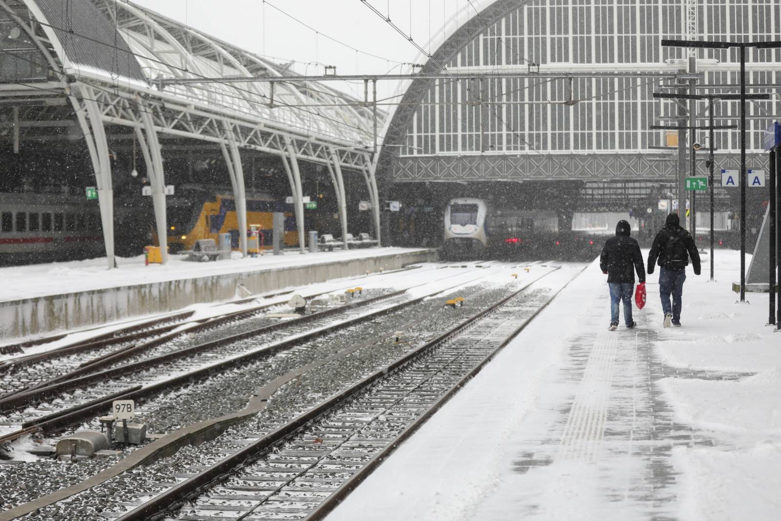 Trains halt amid heavy snowfall in Amsterdam