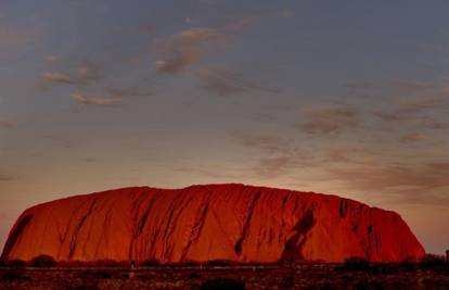 Ayers Rock: Australsko mistično brdo  koje mijenja boje