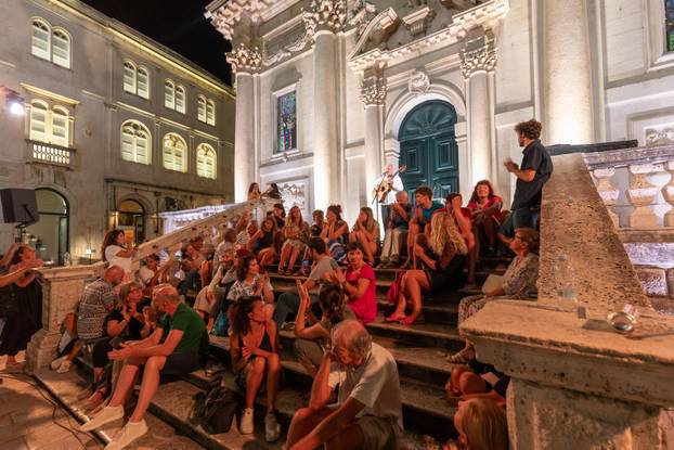 Dubrovnik: Ibrica Jusić na skalinima svetog Vlaha