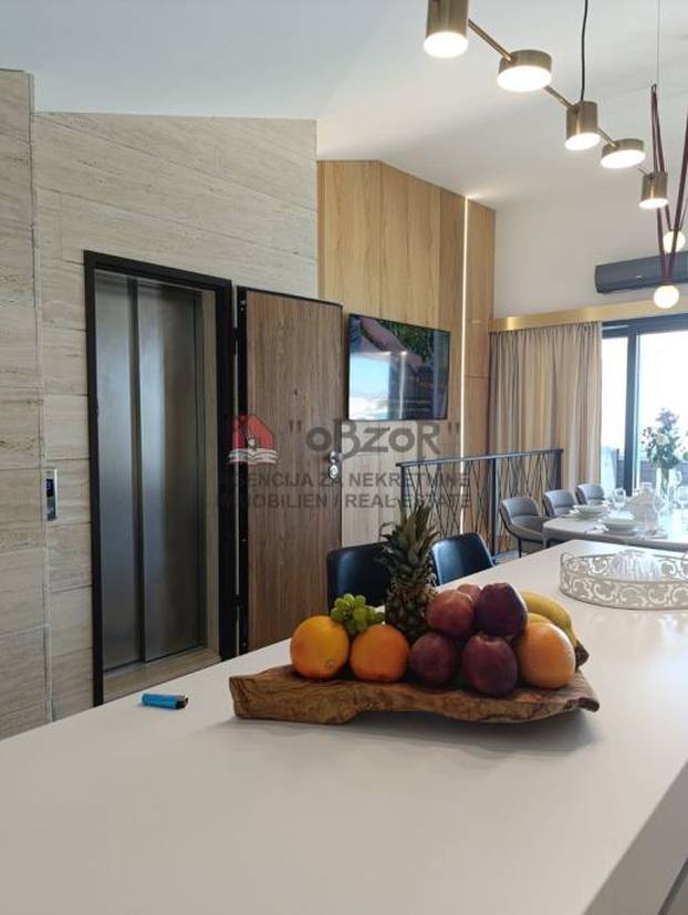 FOTO Ekskluziva! Prodaje se penthouse prvi red do mora, dvije etaže su povezane liftom