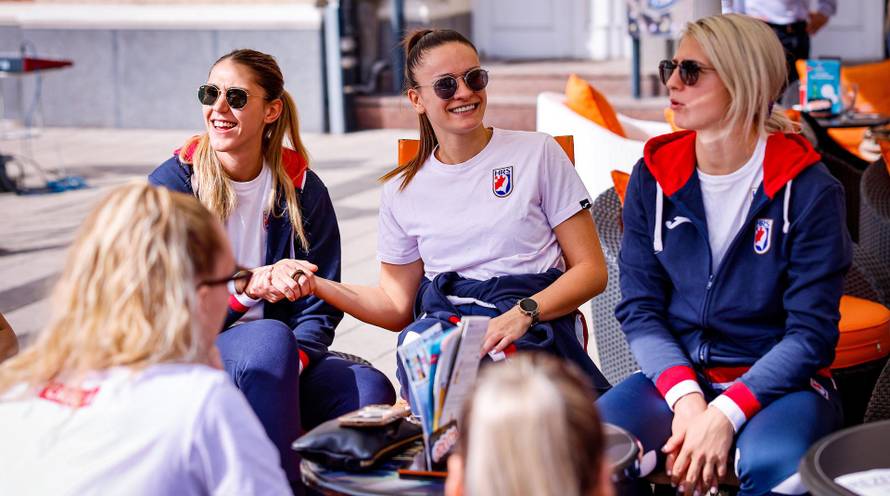 Ženska rukometna reprezentacija Hrvatske u Karlovcu na druženju s navijačima