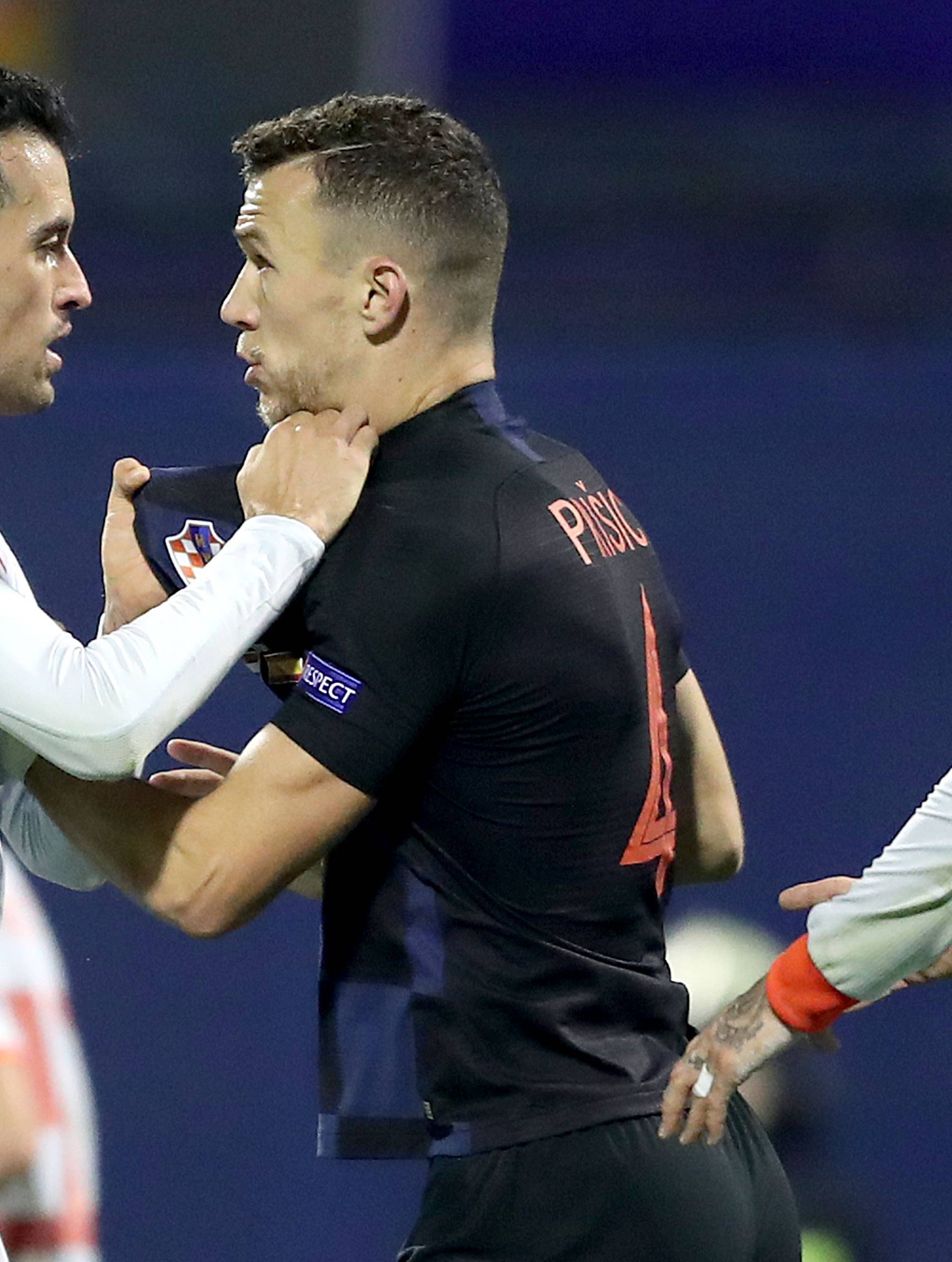 Perišić potrganog dresa: 'Ludi' Busquets zgrabio ga je za vrat!