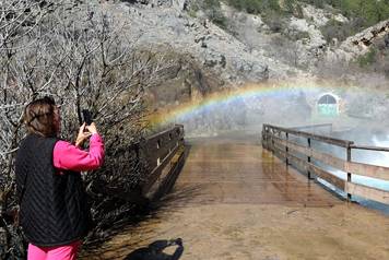 Knin: Slap Kr?i?, poznatiji kao Topoljski buk ili Veliki buk ukra&scaron;en dugom